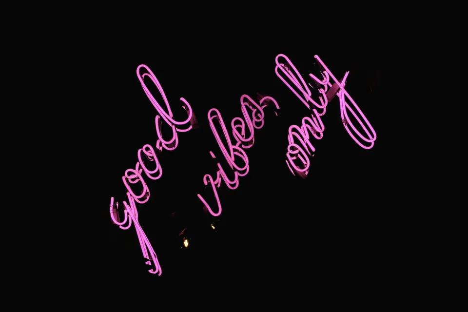 Neon tabelada font seçimi: okunurluk rehberi