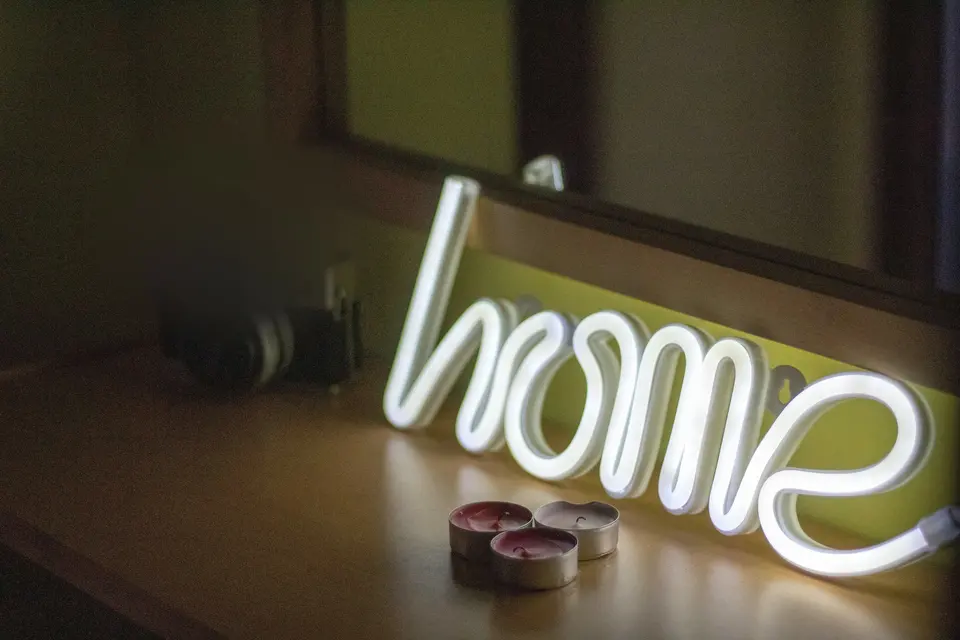 Masa üstü neon yazı